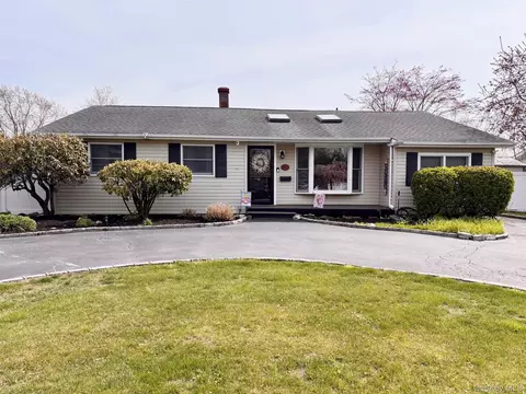 212 Matthews Rd, Oakdale, NY 11769
