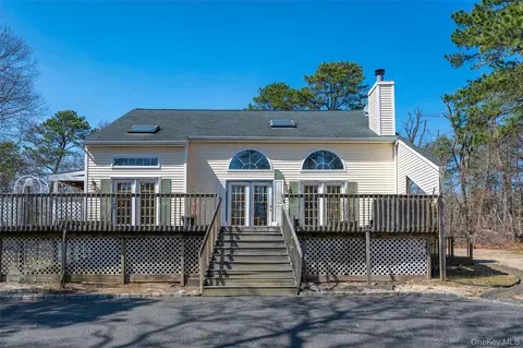 221 E Montauk Hwy, Hampton Bays, NY 11946