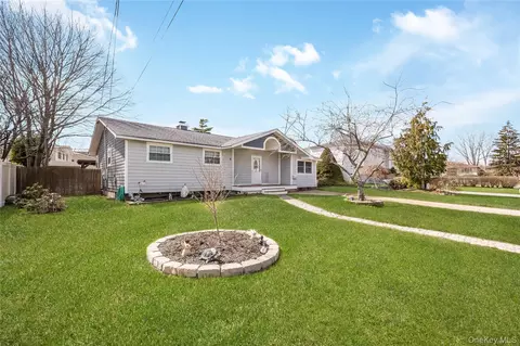 6 Evy Ct, Sayville, NY 11782