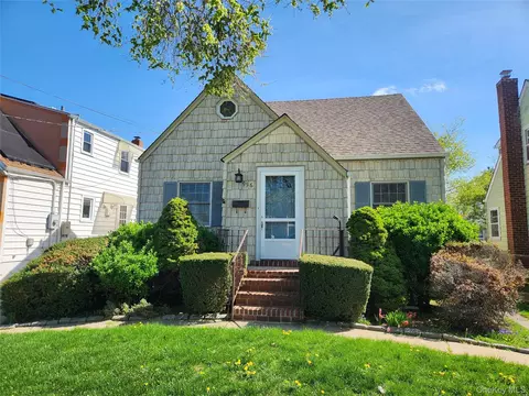 956 Cherry Ln, North Hempstead, NY 11001