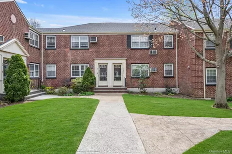 6939 213th St #218, Oakland Gardens, NY 11364