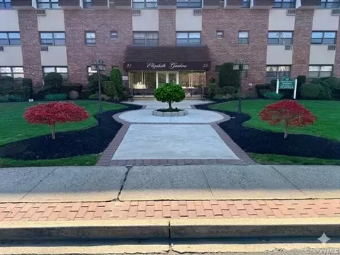 25 Elizabeth St #1B, Farmingdale, NY 11735