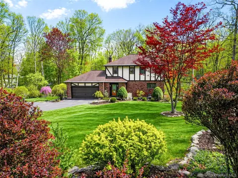 96 Edgewood Dr, Central Valley, NY 10917