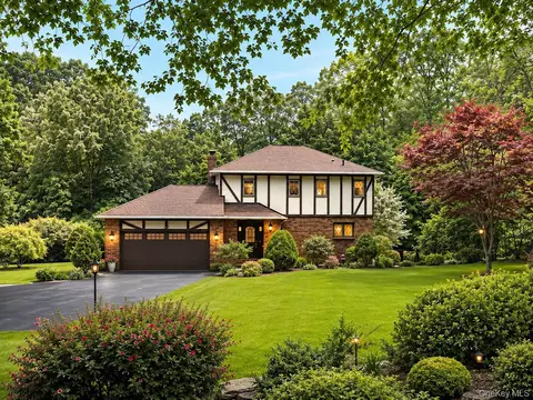 96 Edgewood Dr, Central Valley, NY 10917