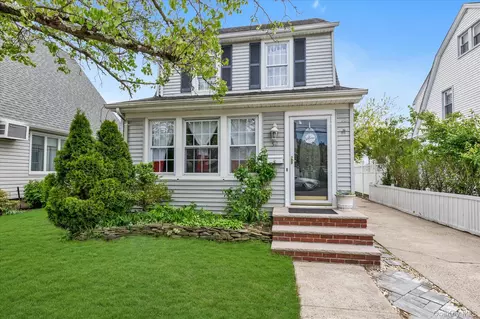 52 Syracuse St, North Hempstead, NY 11596