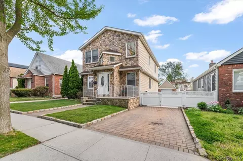 17428 Pidgeon Meadow Rd, New York, NY 11365