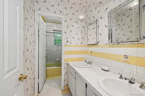 Bath - 95 Georgia Ave, Yonkers, NY 10708 photo 2 of 3