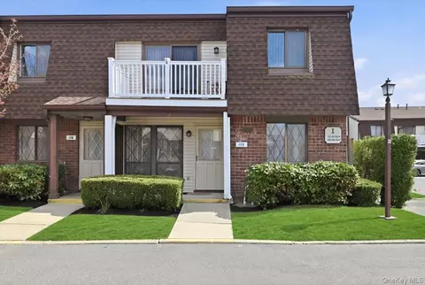 115 Clubhouse Dr, Copiague, NY 11726