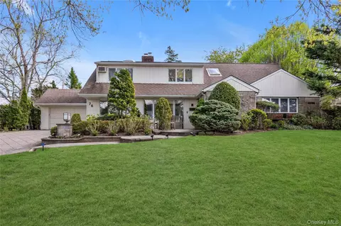 76 Parkview Dr, North Hempstead, NY 11507