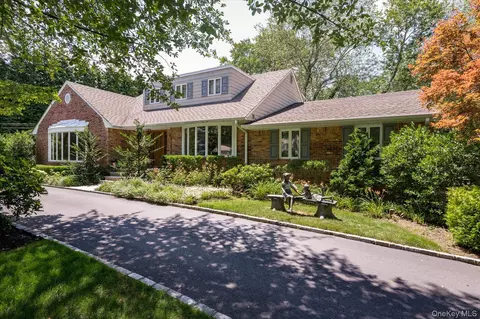 14 Pine Dr, Woodbury, NY 11797