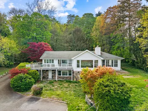 355 E Shore Rd, North Hempstead, NY 11023