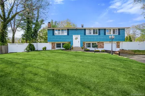 12 Branch Ln, Setauket, NY 11733