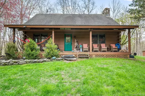 42 Browning Rd, Hyde Park, NY 12538