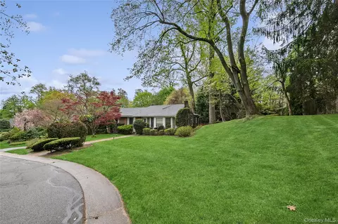 9 Oakwood Cir, North Hempstead, NY 11576