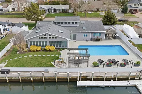21 Shore Dr W, Copiague, NY 11726