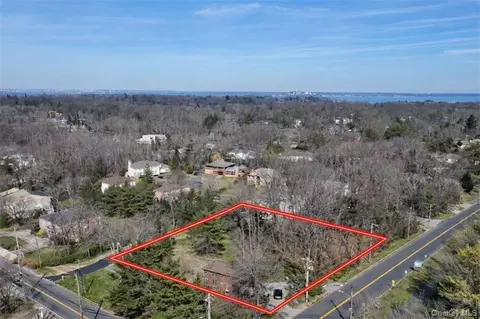 367 E Shore Rd, North Hempstead, NY 11023