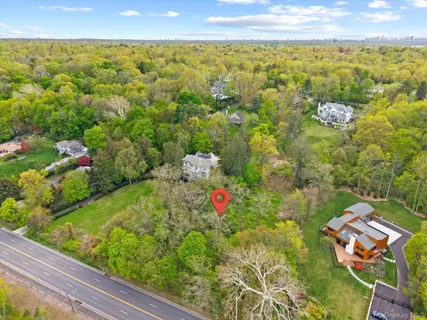 367 E Shore Rd, North Hempstead, NY 11023