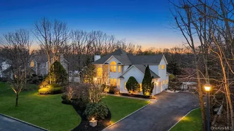 7 Stadium Blvd, Setauket, NY 11733