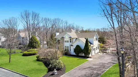 7 Stadium Blvd, Setauket, NY 11733