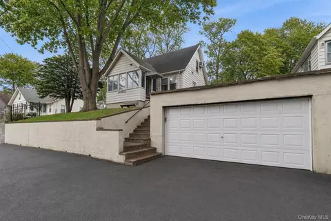215 Hallock Landing Rd, Rocky Point, NY 11778