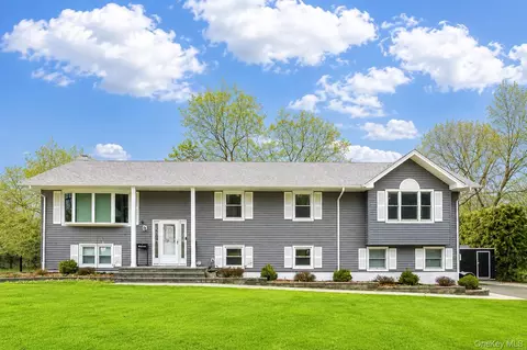 6 Hemlock Ln, Thiells, NY 10984