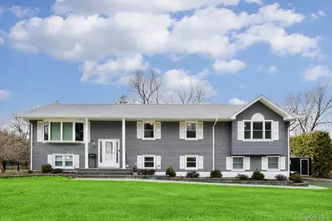 6 Hemlock Ln, Thiells, NY 10984