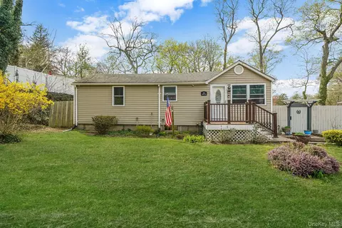 84 Lynbrook Dr, Sound Beach, NY 11789