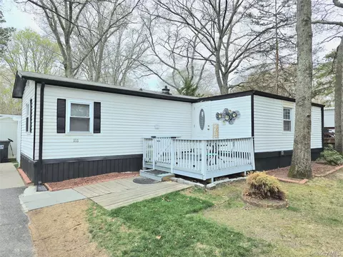 525 Riverleigh Ave #111, Riverhead, NY 11901