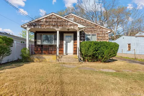 10 Timon Ct, Huntington, NY 11743