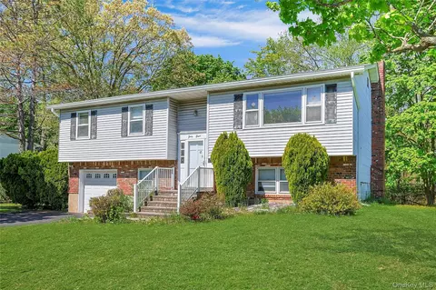 48 Lake Nanuet Dr, Clarkstown, NY 10954