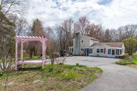 18 Powerline Ln, Staatsburg, NY 12580