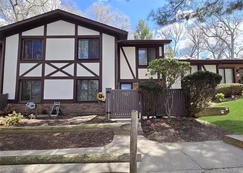 71 Skyline Dr, Coram, NY 11727