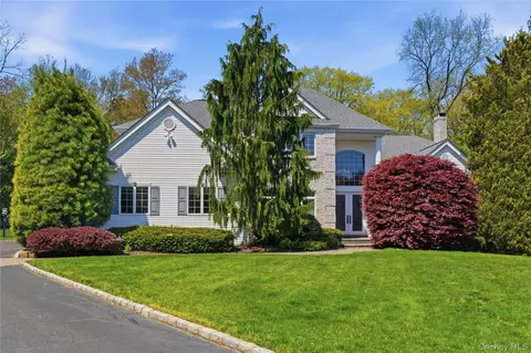 46 Hunting Hollow Ct, Dix Hills, NY 11746