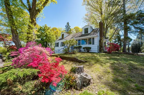 10 Mckenzie St, Huntington, NY 11743