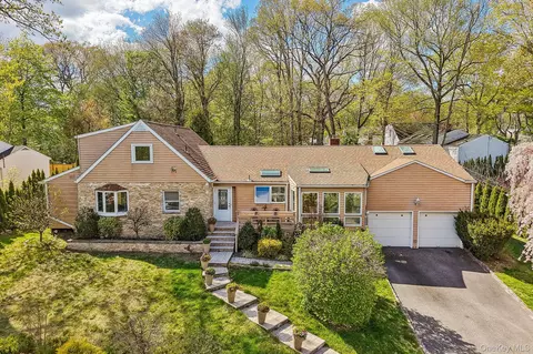 130 Wood Hollow Ln, New Rochelle, NY 10804
