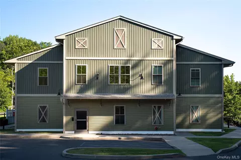 128 Vineyard Ave #204, Lloyd, NY 12528