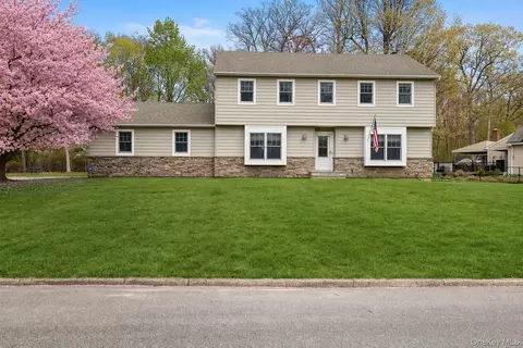7 Midfield St, Stony Brook, NY 11790