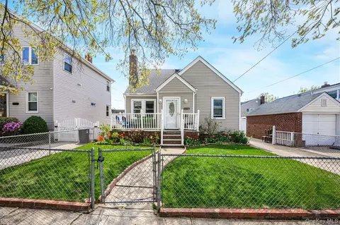 1031 Theodora St, Franklin Square, NY 11010