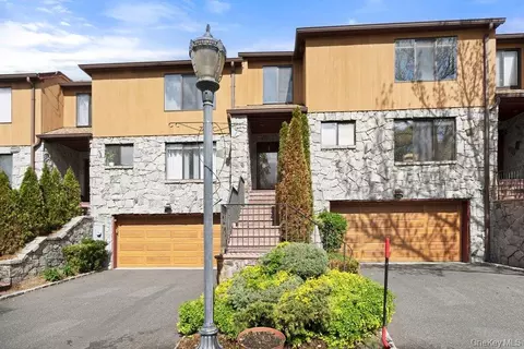 144 The Cres, North Hempstead, NY 11577