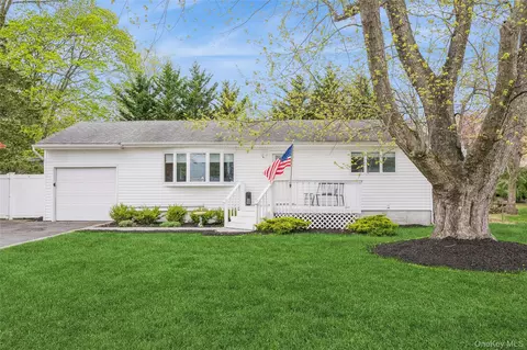 12 Long St, Lake Grove, NY 11755