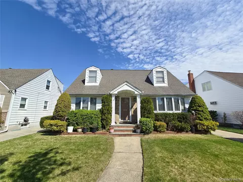 29 Tenafly Dr, Garden City Park, NY 11040