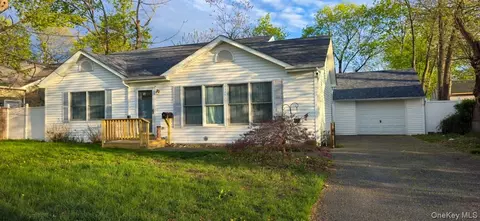 46 E Maple St, Central Islip, NY 11722 photo 3