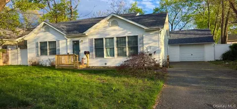 46 E Maple St, Central Islip, NY 11722 photo 2