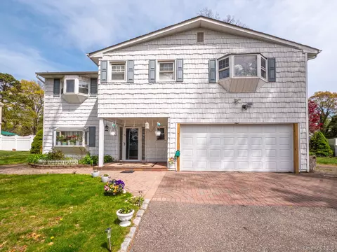 19 Milford Dr, Central Islip, NY 11722