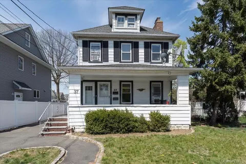 37 Catherine St, Valley Stream, NY 11581
