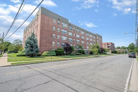 280 Guy Lombardo Ave #5L, Freeport, NY 11520