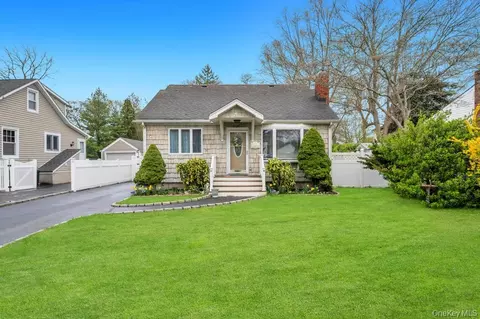 5 Washington Ave, East Islip, NY 11730