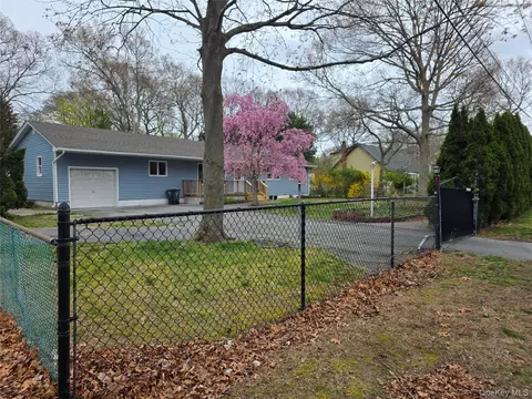 37 Linden Ln, Shirley, NY 11967