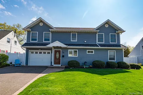69 Chimney Ln, Levittown, NY 11756