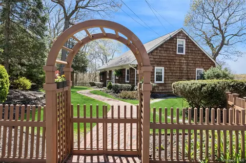 3 Summit Dr, Calverton, NY 11933